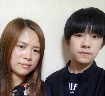 【圖】&ldquo;TFboys&rdquo;易烊千璽的父母圖片 名副其實的富二代學霸_大陸星聞_明星-超級明星