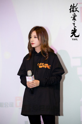 紀錄片《微愛之光》首映 趙薇:愛心能溫暖更多人